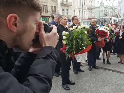 Składanie kwiatów pod tablicą poświęconą Marszałkowi Józefowi Piłsudskiemu oraz pod pomnikiem Symona Petlury – 12 kwietnia 2019. Fot. Sławek Kasper (IPN)