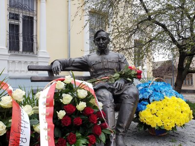 Składanie kwiatów pod pomnikiem Symona Petlury w Winnicy – 12 kwietnia 2019. Fot. Sławek Kasper (IPN)