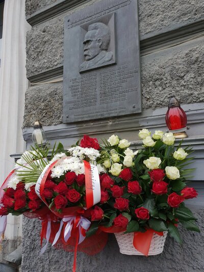 Składanie kwiatów pod tablicą poświęconą Marszałkowi Józefowi Piłsudskiemu w Winnicy – 12 kwietnia 2019. Fot. Sławek Kasper (IPN)