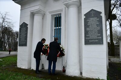 Złożenie kwiatów pod tablicą upamiętniającą ofiary NKWD – Winnica, 12 kwietnia 2019 (Fot. Konsulat Generalny RP w Winnicy)