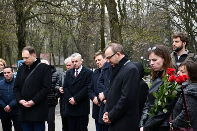 Złożenie kwiatów pod tablicą upamiętniającą ofiary NKWD – Winnica, 12 kwietnia 2019 (Fot. Konsulat Generalny RP w Winnicy)