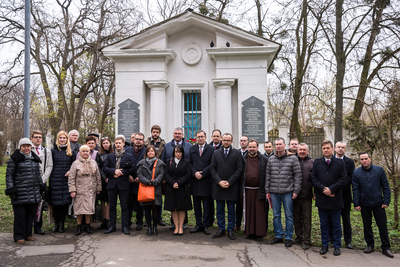 Złożenie kwiatów pod tablicą upamiętniającą ofiary NKWD – Winnica, 12 kwietnia 2019. Fot. Sławek Kasper (IPN)