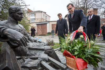 Składanie kwiatów pod pomnikiem Symona Petlury w Winnicy – 12 kwietnia 2019. Fot. Sławek Kasper (IPN)