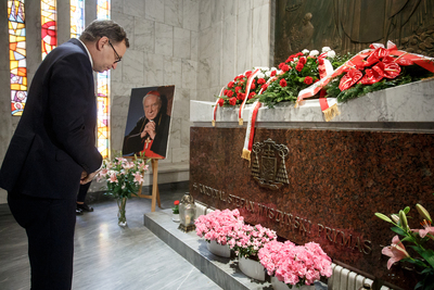 Prezes IPN złożył kwiaty przy grobie kard. Stefana Wyszyńskiego w archikatedrze warszawskiej. Fot. Sławek Kasper (IPN)