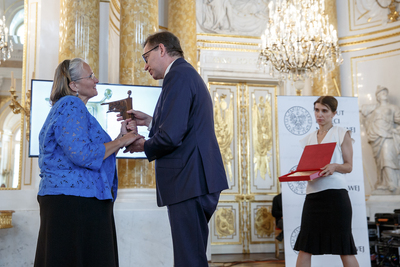Nagrodę dla śp. prezydenta Ryszarda Kaczorowskiego odbiera jego córka Jadwiga Kaczorowska – 28 maja 2019. Fot. Sławek Kasper (IPN)