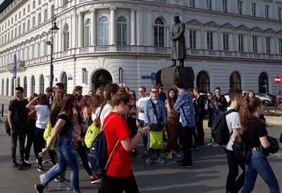 Młodzi posłowie na spacerze edukacyjnym ulicami Warszawy – 31 maja 2019