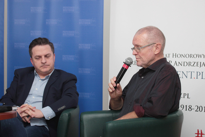 W dyskusji udział wzięli: (od lewej) Bogdan Rymanowski i Janusz Molka. Fot. Piotr Życieński (IPN)