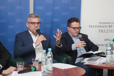 Od lewej: prowadzący spotkanie Piotr Woyciechowski i Bogdan Rymanowski. Fot. Piotr Życieński (IPN)