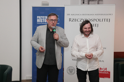 Arkadiusz  Gołębiewsk (z prawej) i Jędrzej Lipski przed pokazem filmu Arkadiusza Gołębiewskiego „Duchem ciosany” – Warszawa, 6 czerwca 2019. Fot. Piotr Życieński (IPN)