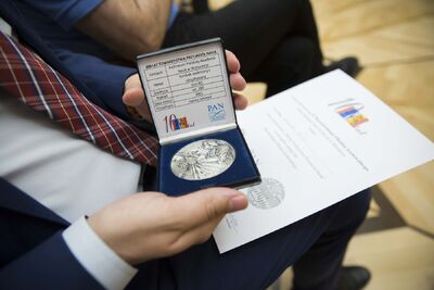 Medal pamiątkowy dla IPN, od lat współorganizującego piknik archiwalny. Fot. Katarzyna Adamów (IPN)