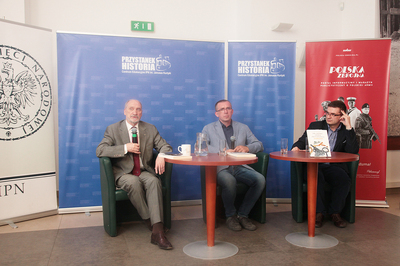 W dyskusji udział wzięli (od lewej): Antoni Macierewicz, Rafał Dudkiewicz i dr Dominik Smyrgała. Fot. Piotr Życieński (IPN)