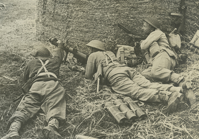 Walki 2. Korpusu Polskiego o Ankonę i przełamanie tzw. Linii Gotów, grupa polskich piechurów z granatnikiem przeciwpancernym PIAT podczas walk na linii Gotów (lato 1944 r.), IPN BU 3146/43