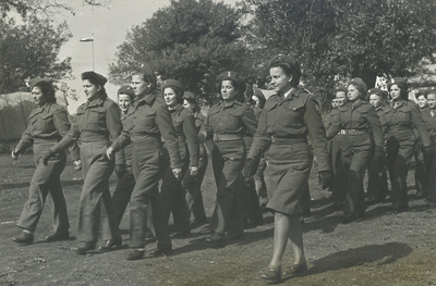 Ochotniczki Pomocniczej Służby Kobiet z jednostek 2. Korpusu Polskiego podczas musztry, IPN BU 3146/46