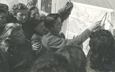 Ochotniczki Pomocniczej Służby Kobiet z jednostek 2. Korpusu Polskiego podczas lekcji geografii, IPN BU 3146/46