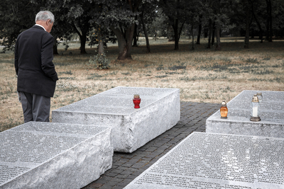 Uroczystości przy pomniku Ofiar Ludobójstwa dokonanego przez ukraińskich nacjonalistów na obywatelach II RP oraz przy pomniku 27. Wołyńskiej Dywizji Piechoty AK przy Skwerze Wołyńskim. Fot. Sławek Kasper (IPN)