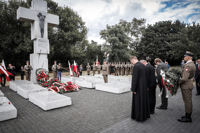 Uroczystości przy pomniku Ofiar Ludobójstwa dokonanego przez ukraińskich nacjonalistów na obywatelach II RP oraz przy pomniku 27. Wołyńskiej Dywizji Piechoty AK przy Skwerze Wołyńskim. Fot. Sławek Kasper (IPN)