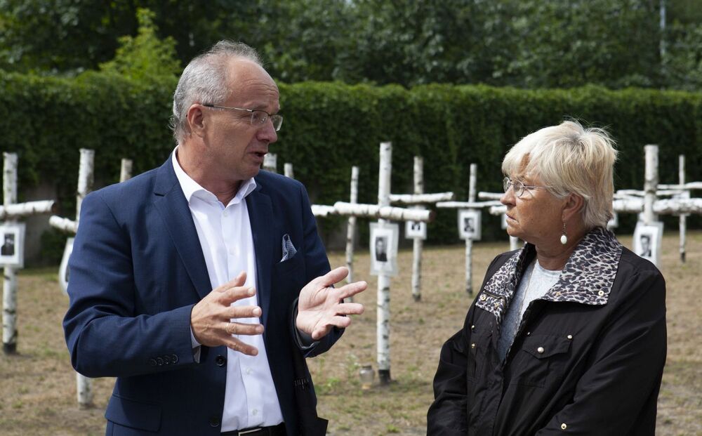 Prezes Związku Polaków w Melbourne Zofia Dublaszewska z wiceprezesem IPN Krzysztofem Szwagrzykiem na warszawskiej „Łączce”. Fot. Anna Boguniecka (IPN)