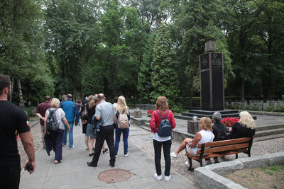 Spacer po Cmentarzu Wojskowym na Powązkach w Warszawie – 23 lipca 2019. Fot. Piotr Życieński (IPN)