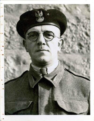 Niedatowane zdjęcie portretowe Tadeusza Starzyńskiego z okresu jego służby w Polskich Siłach Zbrojnych, AIPN 3571/16