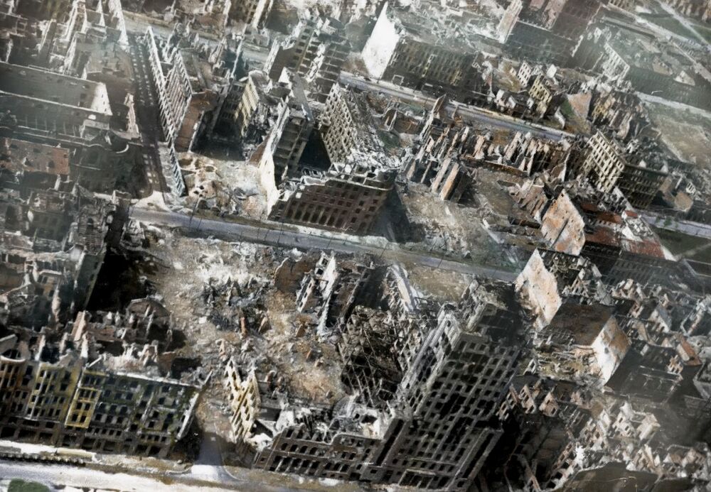 Warszawa w 1946 r. W prawym dolnym rogu zdjęcia widoczny najwyższy budynek w przedwojennej Polsce – Prudential. Fot. NAC/domena publiczna; koloryzacja: Mikołaj Kaczmarek