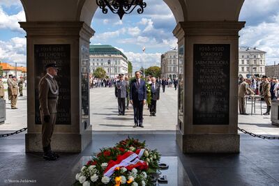 Uroczystość przy Grobie Nieznanego Żołnierza. Fot. Marcin Jurkiewicz (IPN)