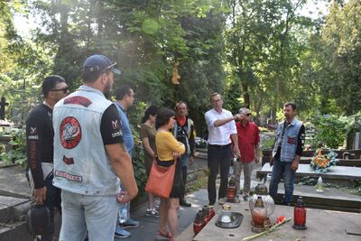 Dziennikarze z Uzbekistanu przy grobie Romana Dmowskiego na Cmentarzu Bródnowskim w Warszawie. Fot. Anna Wicka (IPN)