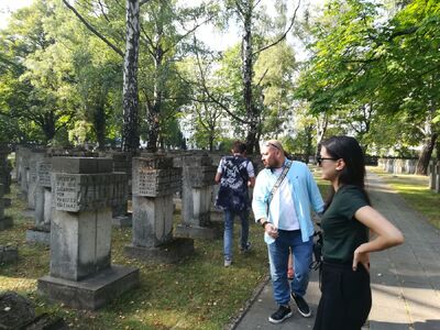 Dziennikarze uzbeccy zwiedzają cmentarze w Gdańsku i Gdyni – 30 sierpnia 2019. Fot. Karolina Piotrowska (IPN)