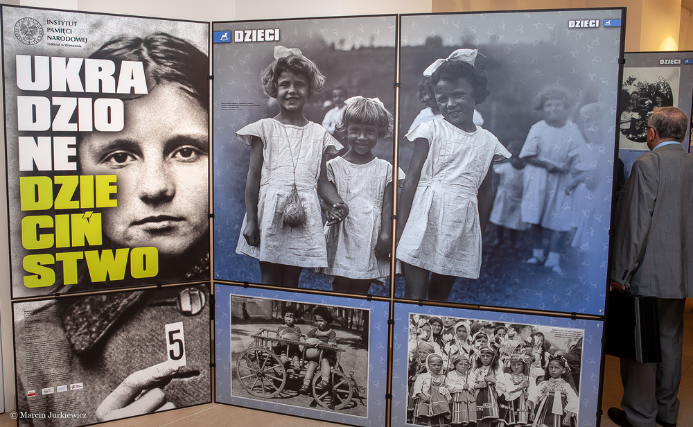 Wystawa IPN „Ukradzione dzieciństwo” – Fot. Marcin Jurkiewicz (IPN).
