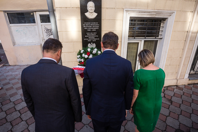 Złożenie kwiatów pod tablicą ku czci prezydenta Lecha Kaczyńskiego – Odessa, 9 września 2019