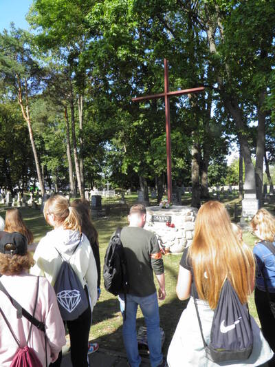 Oddanie hołdu ofiarom zbrodni NKWD przy krzyżu katyńskim na cmentarzu w Lidzie. Fot. IPN