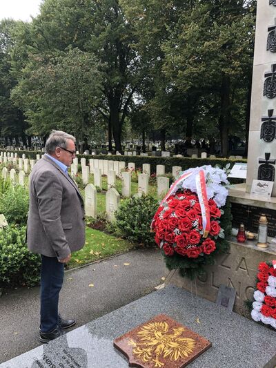 Wiceprezes IPN Jan Baster oddał hołd polskim bohaterom spoczywającym na cmentarzu w Newark pod Londynem – 29 września 2019