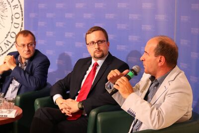 Od lewej: prof. Antoni Dudek, dr Tomasz Kozłowski i dr hab. Zbigniew Siemiątkowski. Fot. Aleksandra Wierzchowska (IPN)