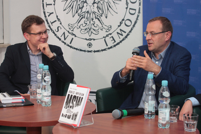 Paweł Sztama (Biuro Badań Historycznych IPN) i prof. Antoni Dudek (Instytut Politologii UKSW). Fot. Piotr Życieński (IPN)
