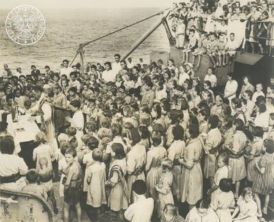 Zdjęcie ewakuowanych ze Związku Sowieckiego polskich dzieci podczas mszy na statku płynącym przez Ocean Indyjski (IPN BU 3146_26_1)