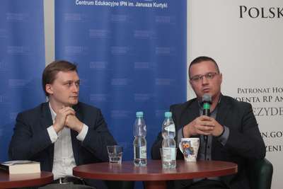 Od lewej: dr Bolesław Piasecki (Akademia Sztuki Wojennej) i dr Mariusz Ciarka (rzecznik prasowy Komendy Głównego Policji). Fot. Piotr Życieński (IPN)