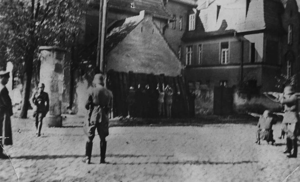 Niemcy rozstrzeliwują polskich cywilów w Kórniku, 20 października 1939 r. Fot. AIPN