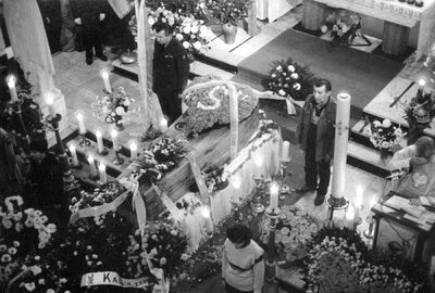 Pogrzeb ks. Jerzego Popiełuszki, 1984/11/02 - 1984/11/03; zdjęcie z albumu Krajowej Agencji Terenowej (IPN BU 2598/686)