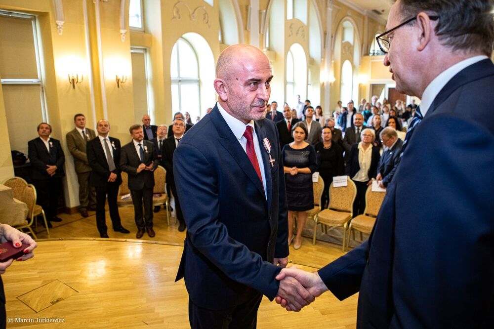 Prezes IPN Jarosław Szarek wręczył Krzyże Wolności i Solidarności kilkudziesięciu byłym działaczom Grup Oporu „Solidarni”. Fot. Marcin Jurkiewicz (IPN)