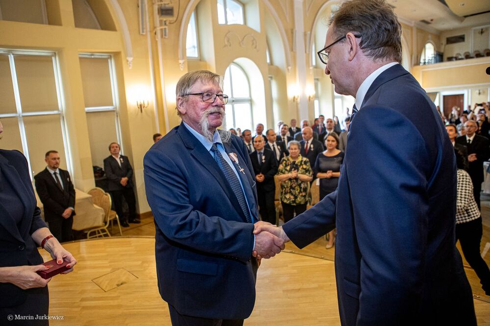 Prezes IPN Jarosław Szarek wręczył Krzyże Wolności i Solidarności kilkudziesięciu byłym działaczom Grup Oporu „Solidarni”. Fot. Marcin Jurkiewicz (IPN)