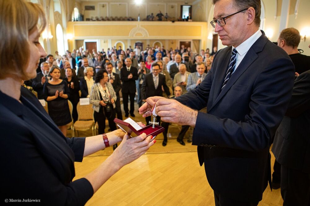 Prezes IPN Jarosław Szarek wręczył Krzyże Wolności i Solidarności kilkudziesięciu byłym działaczom Grup Oporu „Solidarni”. Fot. Marcin Jurkiewicz (IPN)