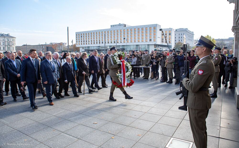 Przy Grobie Nieznanego Żołnierza w Warszawie przedstawiciele IPN złożyli wieniec i oddali hołd kapłanom niezłomnym. 19.10.2019. Fot. Marcin Jurkiewicz (IPN)