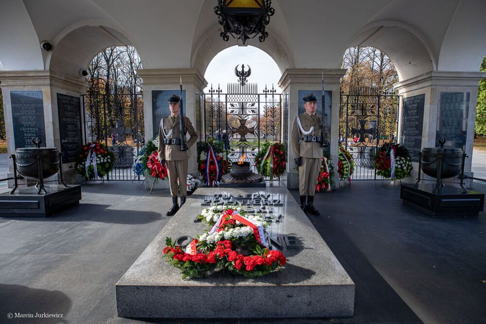 Przy Grobie Nieznanego Żołnierza w Warszawie przedstawiciele IPN złożyli wieniec i oddali hołd kapłanom niezłomnym. 19.10.2019. Fot. Marcin Jurkiewicz (IPN)