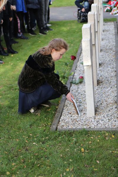 Podczas uroczystości na cmentarzu w Osterhout dzieci z lokalnej szkoły odsłoniły wizerunki spoczywających tu żołnierzy, złożyły kwiaty i zapaliły znicze – 26 października 2019. Fot. BUWiM IPN