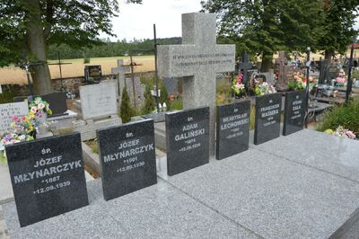 Grób zamordowanych przez Niemców mieszkańców wsi Zubki Małe – po remoncie