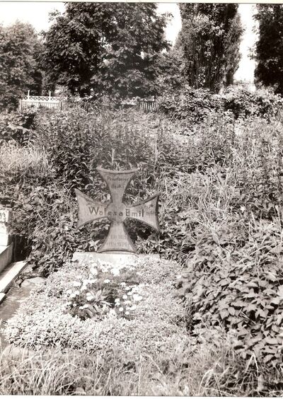 Najwcześniejsze zachowane zdjęcie grobu Emila Walesy Najwcześniejsze zachowane zdjęcie grobu Emila Walesy