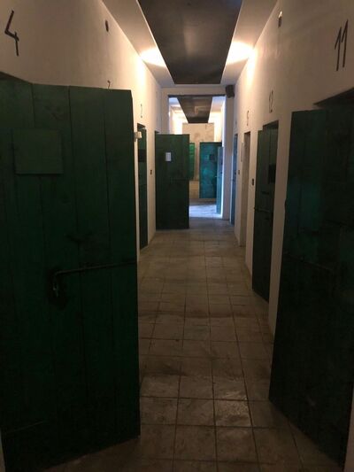 Więzienie w Szkodrze: korytarz więzienny. Fot. Rafał Leśkiewicz (IPN)