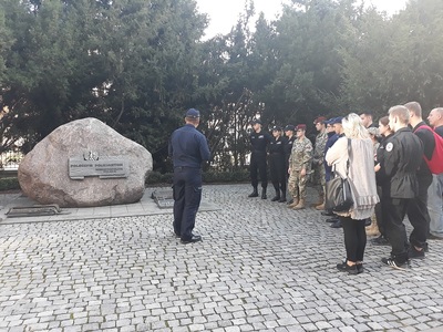 Przy obelisku upamiętniającym poległych policjantów przed Komendą Główną Policji w Warszawie – 19 listopada 2019. Fot. Mateusz Marek (IPN)