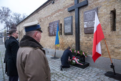 Prezes IPN Jarosław Szarek złożył kwiaty pod Ścianą Straceń w Twierdzy Kijowskiej. Fot. Sławek Kasper (IPN)