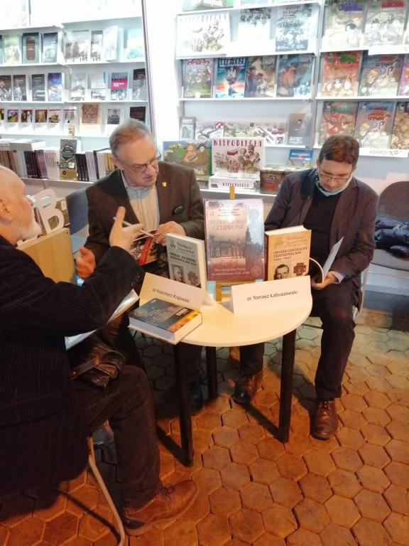 Kazimierz Krajewski i Tomasz Łabuszewski podpisują książki na XXVIII Targach Książki Historycznej – Warszawa – 1 grudnia 2019. Fot. Bogdan Chojniarz