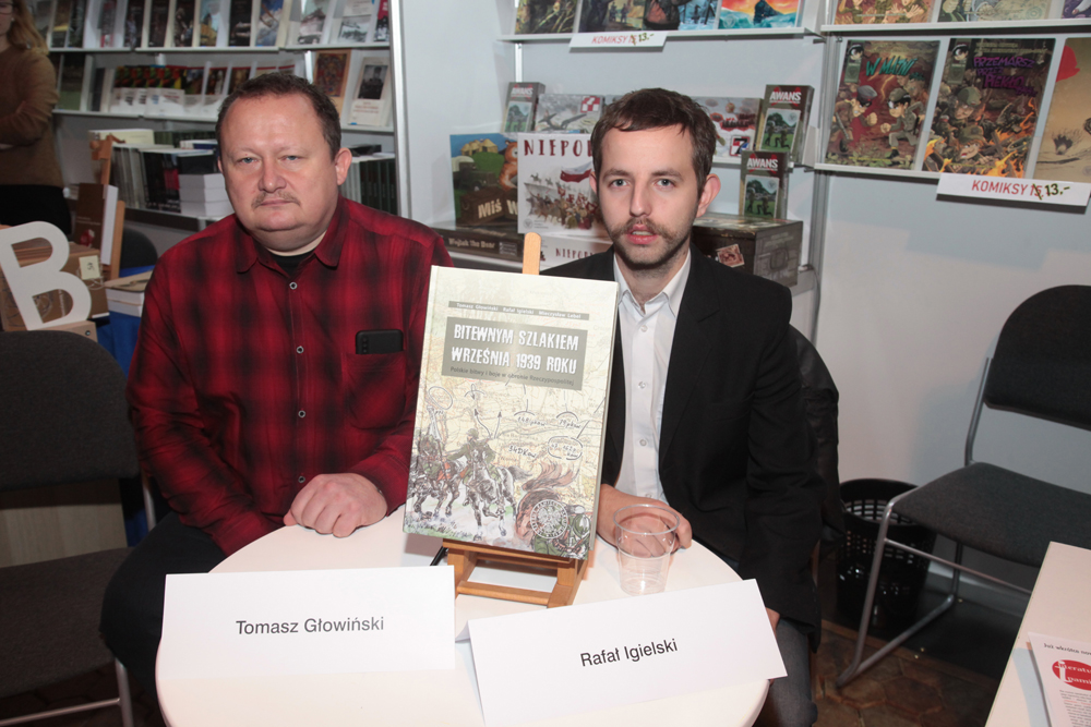 Tomasz Głowiński i Rafał Igielski podpisują książkę „Bitewnym szlakiem Września 1939 roku. Polskie bitwy i boje w obronie Rzeczypospolitej” – 29 listopada 2019. Fot. Piotr Życieński